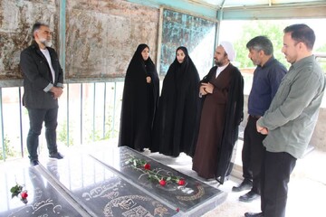 ادای احترام رئیس بسیج هنرمندان کشور به مقام شامخ شهدای لرستان