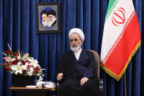 دیدار  مدیرکل صدا و سیمای قم با آیت الله اعرافی