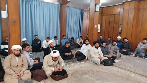 تصاویر/ نشست  طلاب مدرسه علمیه نمازی خوی با مدیر این مدرسه علمیه