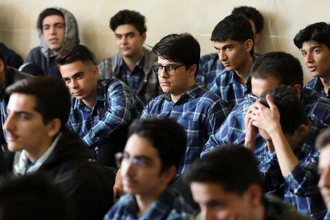 تصاویر /نشست صمیمانه آیت‌الله مظفری با دانش‌آموزان دبیرستان علامه جعفری (ره)