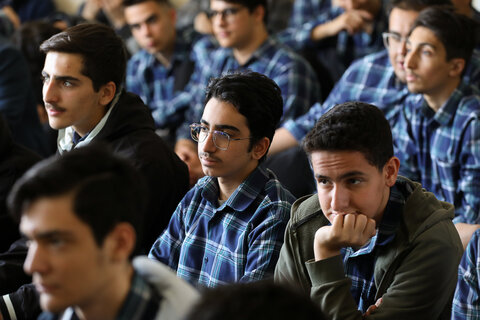 تصاویر /نشست صمیمانه آیت‌الله مظفری با دانش‌آموزان دبیرستان علامه جعفری (ره)