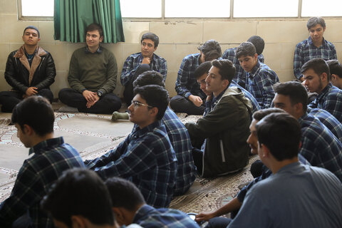 تصاویر /نشست صمیمانه آیت‌الله مظفری با دانش‌آموزان دبیرستان علامه جعفری (ره) قزوین