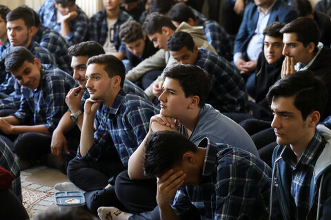 تصاویر /نشست صمیمانه آیت‌الله مظفری با دانش‌آموزان دبیرستان علامه جعفری (ره) قزوین