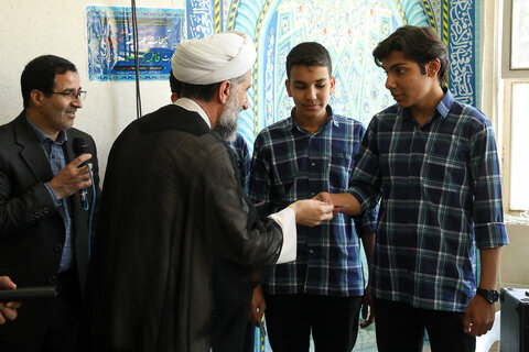 تصاویر /نشست صمیمانه آیت‌الله مظفری با دانش‌آموزان دبیرستان علامه جعفری (ره) قزوین