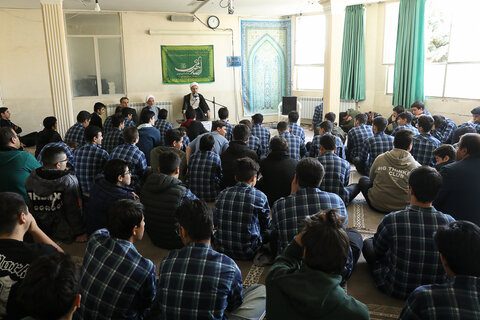 تصاویر /نشست صمیمانه آیت‌الله مظفری با دانش‌آموزان دبیرستان علامه جعفری (ره) قزوین