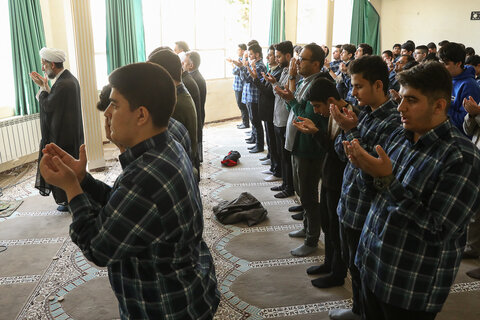 تصاویر /نشست صمیمانه آیت‌الله مظفری با دانش‌آموزان دبیرستان علامه جعفری (ره) قزوین