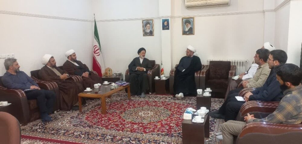 صاحب‌نظران حوزه علمیه دولت را در زمینه حل مسائل کشور یاری کنند