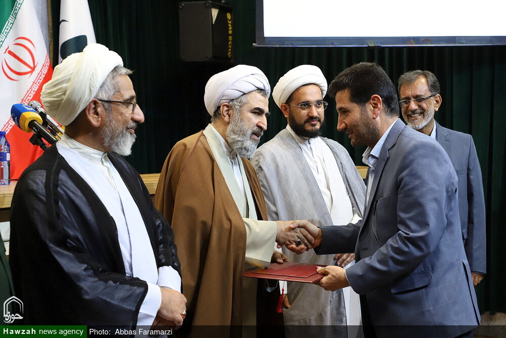 पिछले सौ वर्षों में, हौज़ा ए क़ुम ने वैश्विक मंच पर महत्वपूर्ण प्रभाव डाला है: हुज्जतुल इस्लाम रुस्तमी