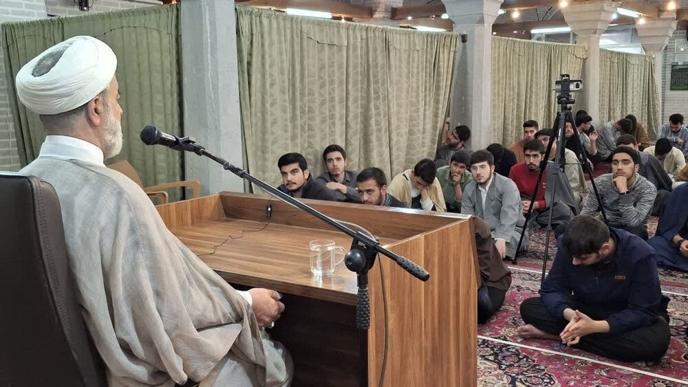 تصاویر/ حضور استاد اخلاق حوزه علمیه قم در مدارس علمیه استان قزوین