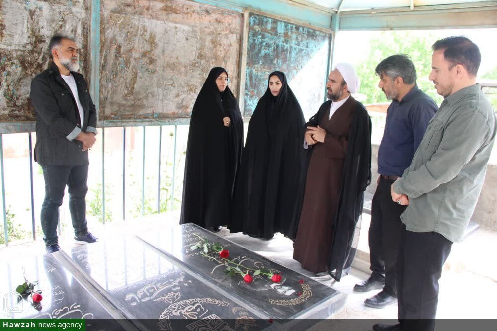 ادای احترام رئیس بسیج هنرمندان کشور به مقام شامخ شهدای لرستان