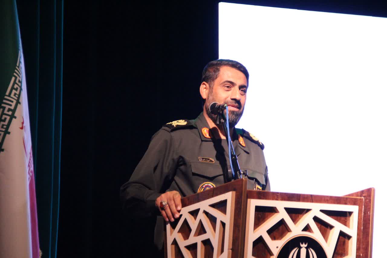 هنرمندان واقعیت‌های دفاع مقدس را برای نسل جوان به تصویر بکشند