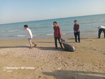 پاک‌سازی ساحل شهرک امام علی(ع) توسط گروه جهادی طلاب شهید ابراهیم رئیسی