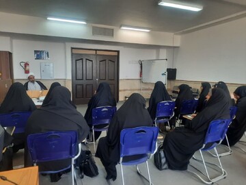 تأکید مدیر حوزه‌ علمیه خواهران استان مرکزی بر استقامت و شناخت شهودی