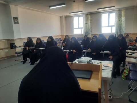 بازدید از مدرسه علمیه امام خمینی(ره) آشتیان توسط مدیر حوزه علمیه خواهران استان مرکزی