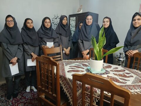 تصاویر/بازدید دانش آموزان مدرسه جهان سوزان ۲ از مدرسه علمیه الهیه ساوه