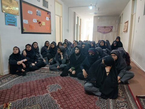 تصاویر/بازدید دانش آموزان مدرسه جهان سوزان ۲ از مدرسه علمیه الهیه ساوه