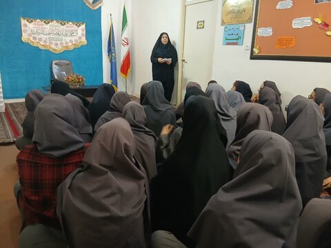 تصاویر/بازدید دانش آموزان مدرسه جهان سوزان ۲ از مدرسه علمیه الهیه ساوه