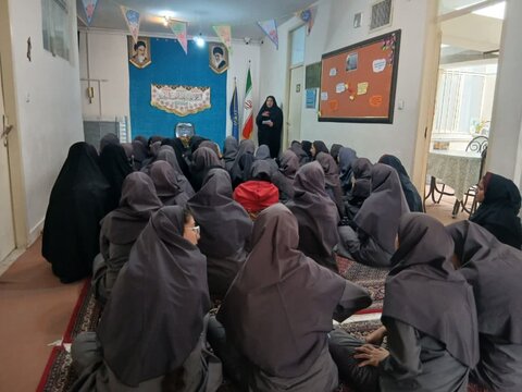 تصاویر/بازدید دانش آموزان مدرسه جهان سوزان ۲ از مدرسه علمیه الهیه ساوه