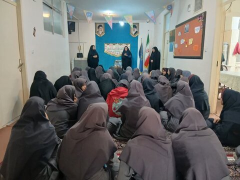 تصاویر/بازدید دانش آموزان مدرسه جهان سوزان ۲ از مدرسه علمیه الهیه ساوه