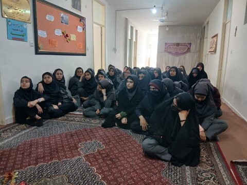 تصاویر/بازدید دانش آموزان مدرسه جهان سوزان ۲ از مدرسه علمیه الهیه ساوه