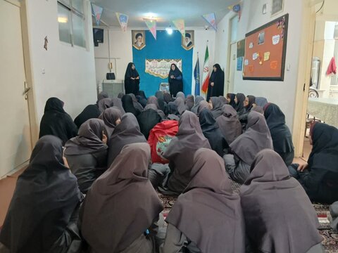 تصاویر/بازدید دانش آموزان مدرسه جهان سوزان ۲ از مدرسه علمیه الهیه ساوه