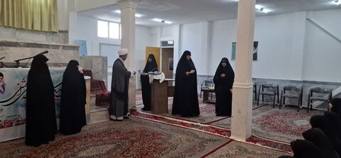 تصاویر/مرحله مدرسه ای هفدهمین جشنواره فراخوان بانوی کرامت و رشد گروهی دهم در مدرسه علمیه الزهرا (س) اراک