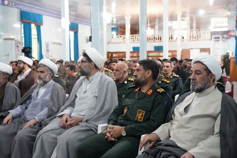 تصاویر دیدار نماینده ولی فقیه در لرستان و جمعی از روحانیون با کارکنان سپاه استان