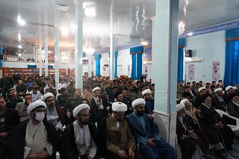 تصاویر دیدار نماینده ولی فقیه در لرستان و جمعی از روحانیون با کارکنان سپاه استان