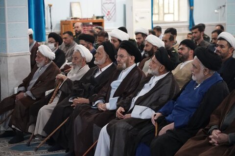 تصاویر دیدار نماینده ولی فقیه در لرستان و جمعی از روحانیون با کارکنان سپاه استان