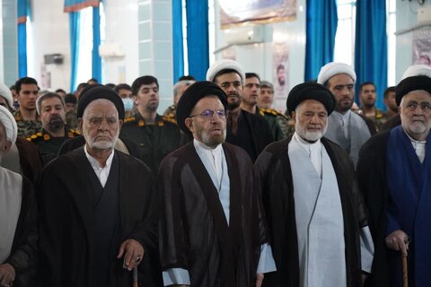 تصاویر دیدار نماینده ولی فقیه در لرستان و جمعی از روحانیون با کارکنان سپاه استان