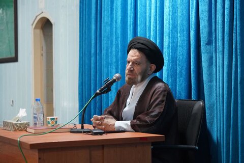 تصاویر دیدار نماینده ولی فقیه در لرستان و جمعی از روحانیون با کارکنان سپاه استان