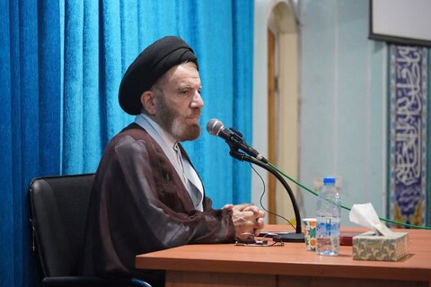 تصاویر دیدار نماینده ولی فقیه در لرستان و جمعی از روحانیون با کارکنان سپاه استان