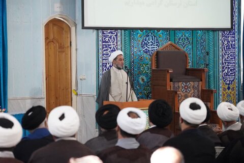 تصاویر دیدار نماینده ولی فقیه در لرستان و جمعی از روحانیون با کارکنان سپاه استان