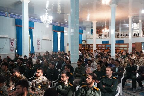 تصاویر دیدار نماینده ولی فقیه در لرستان و جمعی از روحانیون با کارکنان سپاه استان