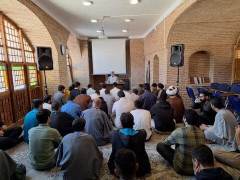 حضور استاد اخلاق حوزه در مدرسه علمیه صالحیه قزوین