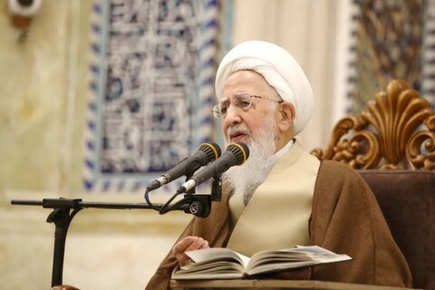 آية الله العظمى جوادي الآملي: من يواجه مشكلات في المجتمع فليحسّن علاقته مع الله