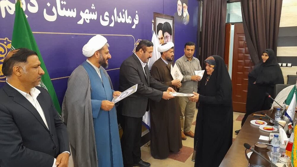 تجلیل از فعالان طرح زندگی با آیه‌ها در دیلم