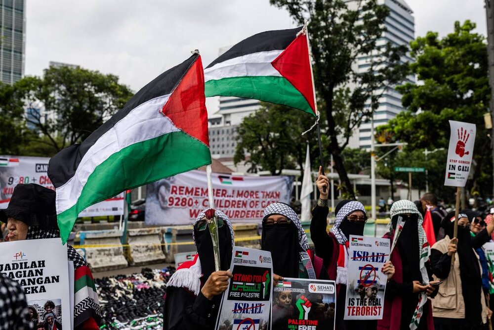 Protests outside US embassy in Jakarta demanding end to war on Gaza