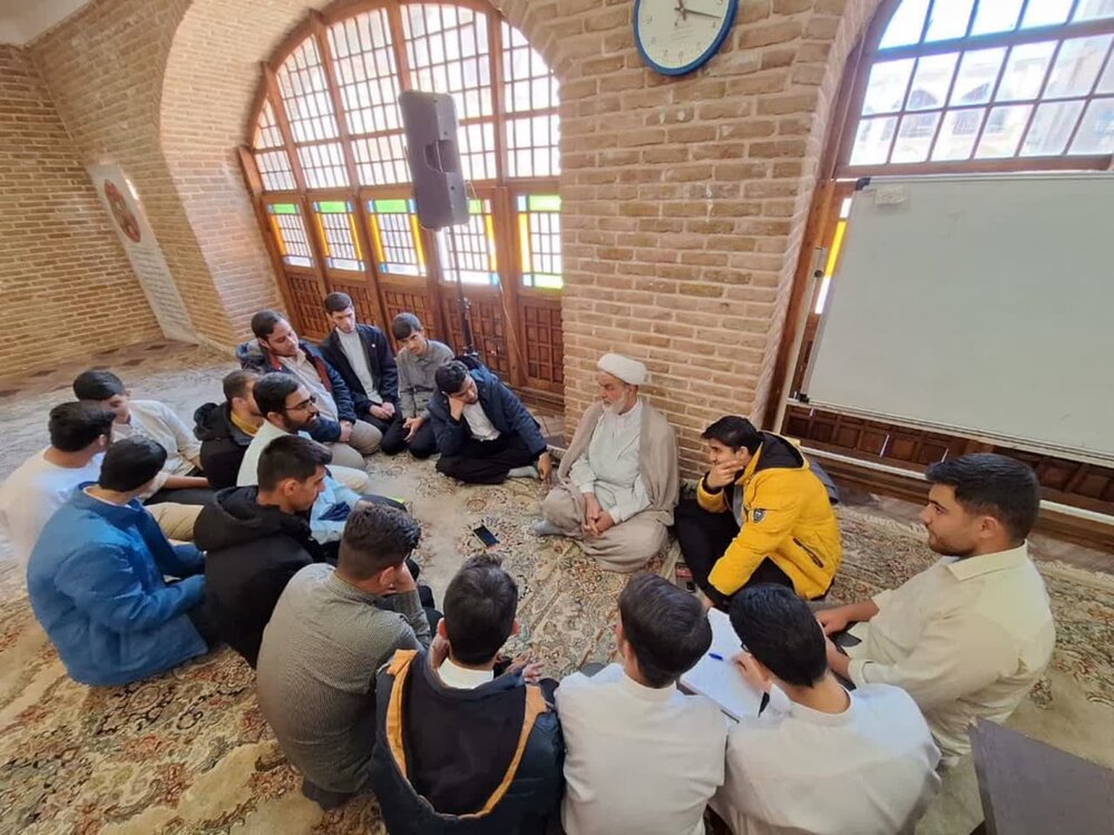 تصاویر / حضور استاد اخلاق حوزه در مدرسه علمیه صالحیه قزوین