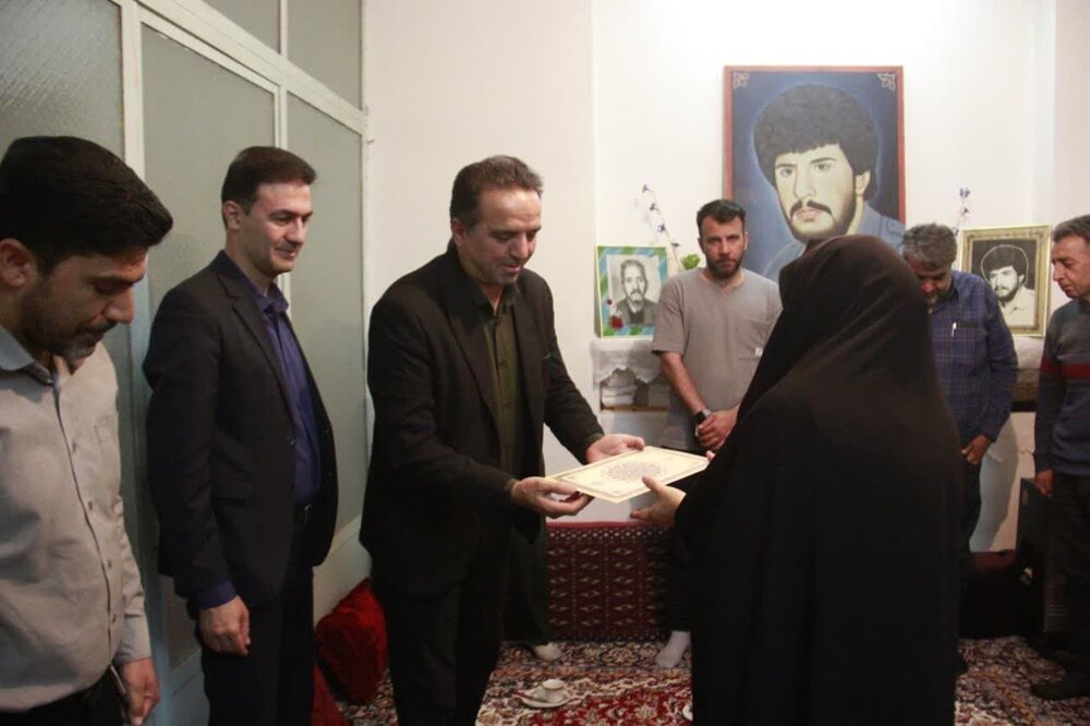 تجلیل مسئولان کاشان از خانواده شهید ورزشکار رضا هادیزاده+تصاویر