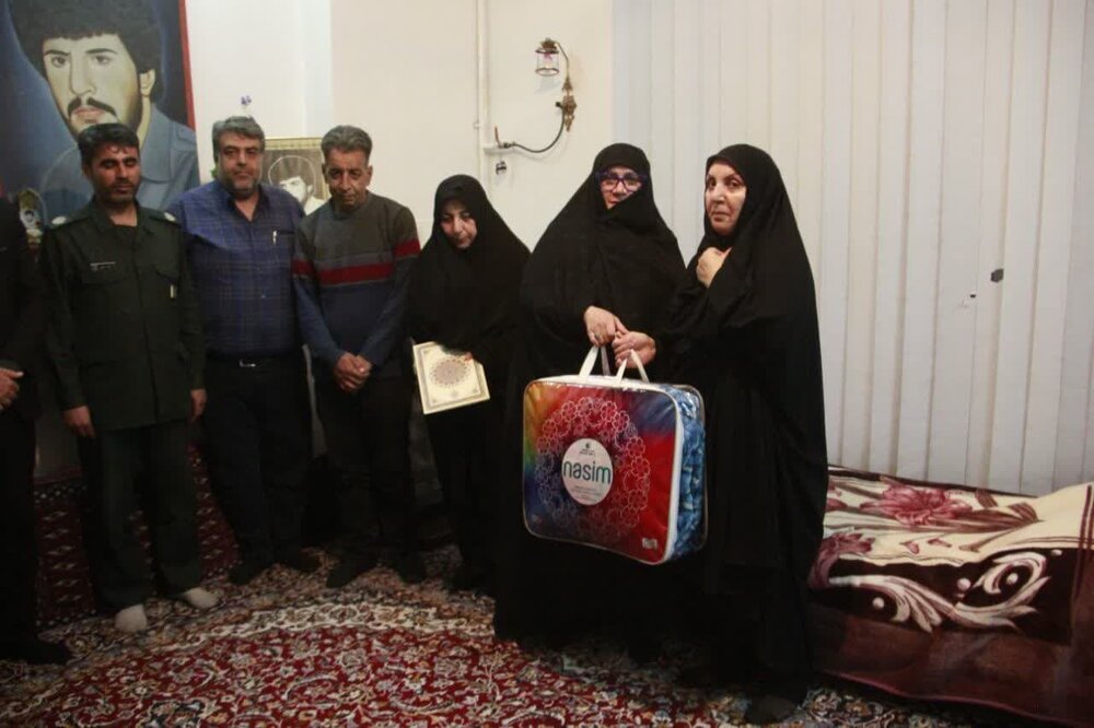 تجلیل مسئولان کاشان از خانواده شهید ورزشکار رضا هادیزاده+تصاویر