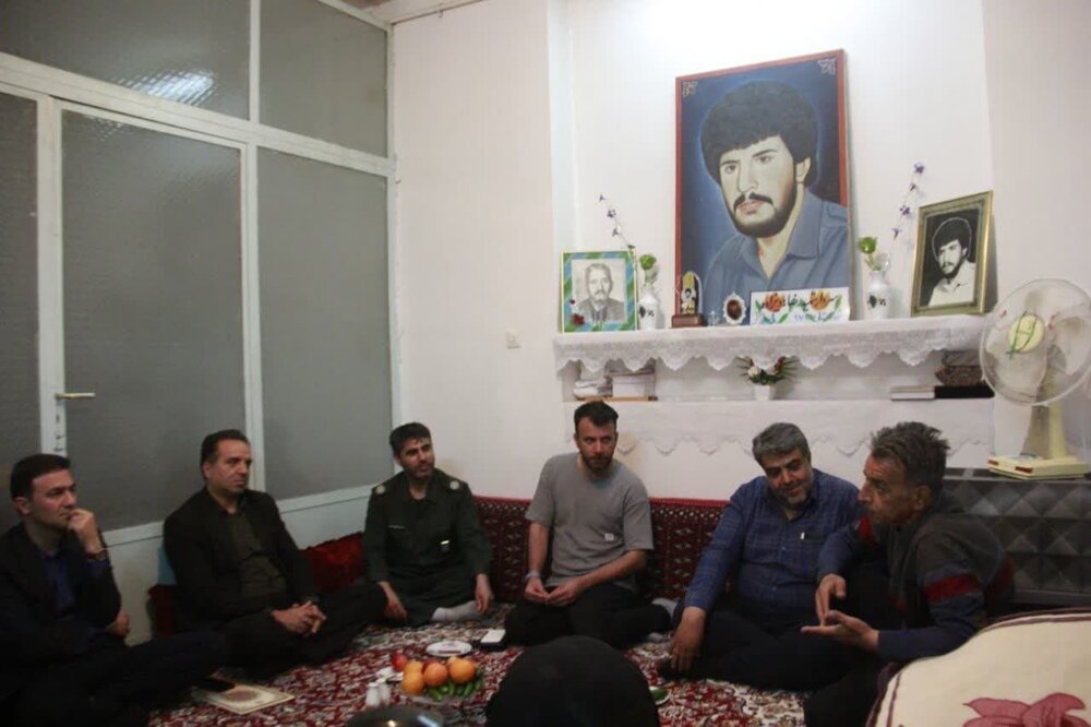 تجلیل مسئولان کاشان از خانواده شهید ورزشکار رضا هادیزاده+تصاویر