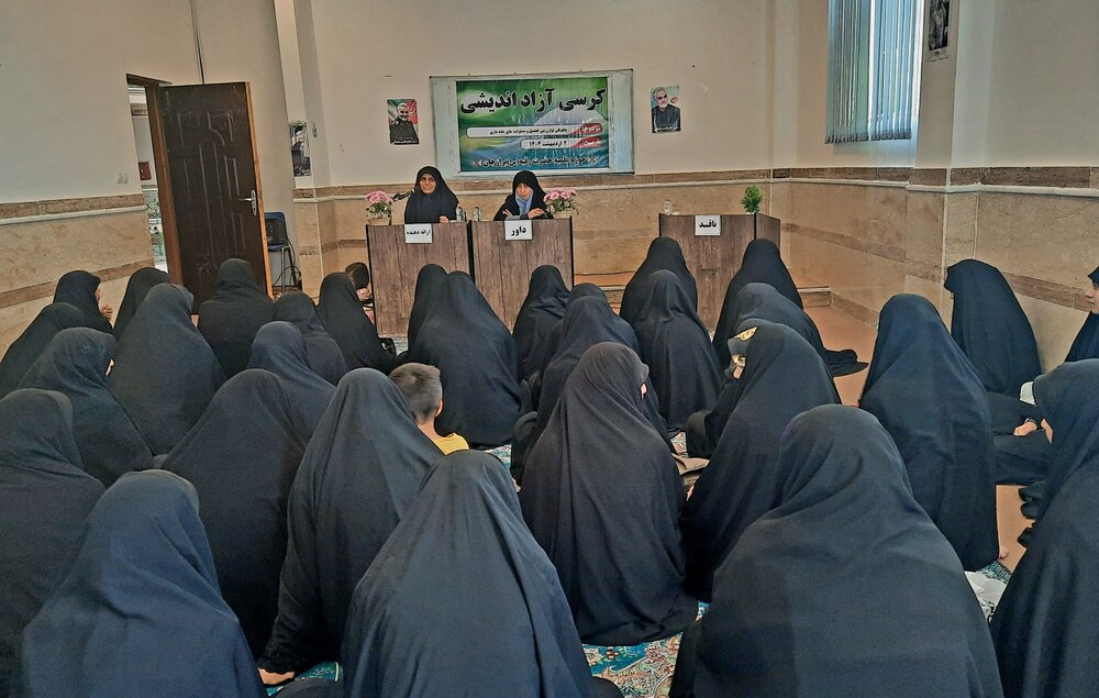 تصاویری از برگزاری کرسی آزاداندیشی«چگونگی توازن بین تحصیل و مسئولیت های خانه داری»