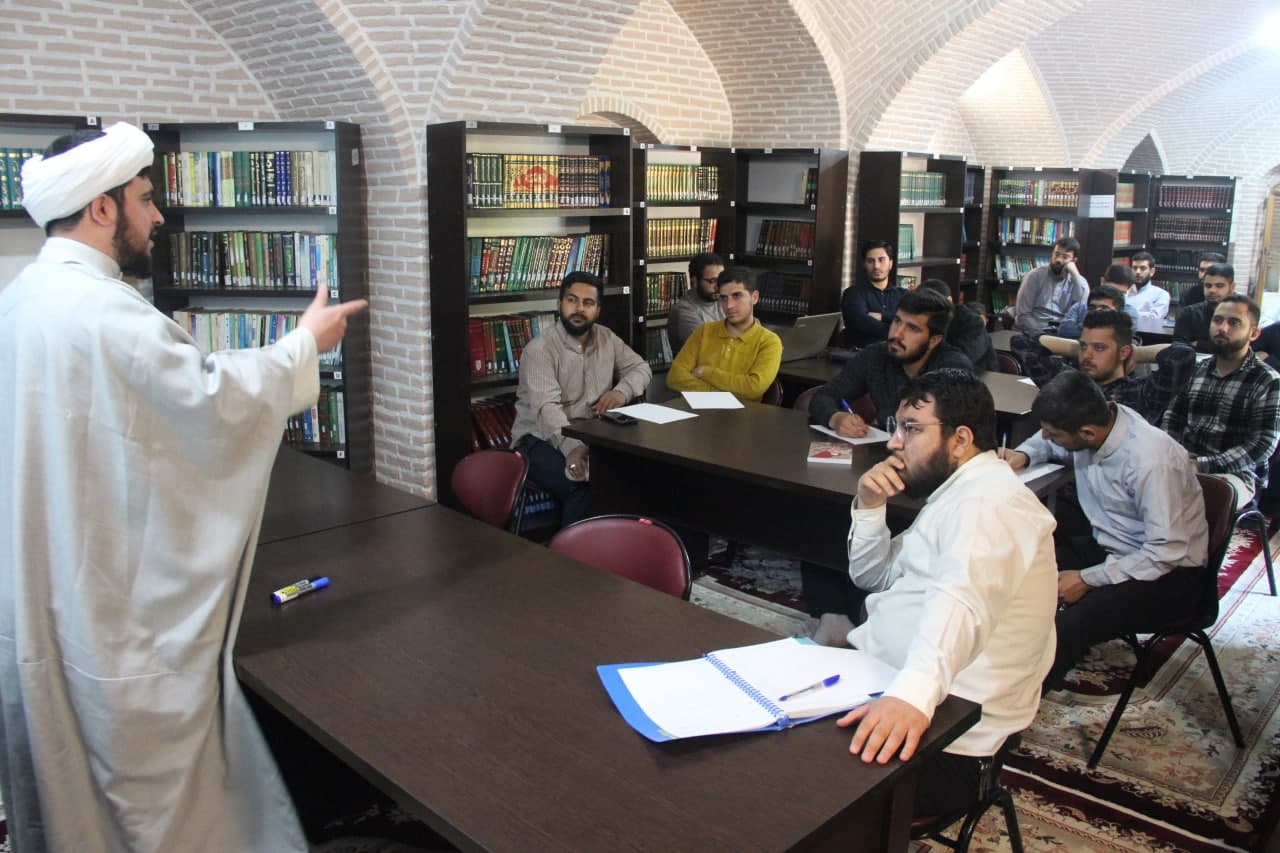 تصاویر /  نشست بیانیه گام دوم انقلاب اسلامی در مدرسه علمیه سردارین قزوین