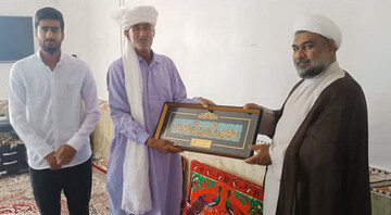 قدردانی مدیر مدرسه علمیه ثامن‌الائمه(ع) حاجی‌آباد از تلاش‌های طلبه موفق این مدرسه