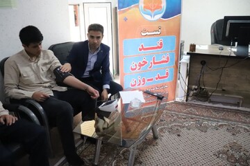 تصاویر/ انجام معاینات پزشکی  در مدرسه علمیه امام خامنه ای ارومیه