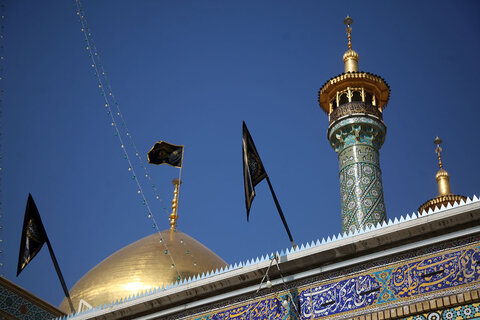 اهتزاز پرچم عزای امام صادق(ع) بر فراز گنبد منور حرم حضرت معصومه(س)