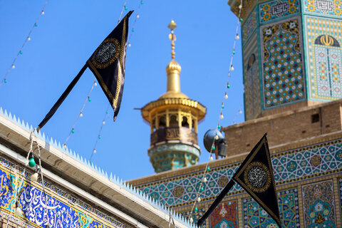 اهتزاز پرچم عزای امام صادق(ع) بر فراز گنبد منور حرم حضرت معصومه(س)