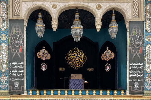اهتزاز پرچم عزای امام صادق(ع) بر فراز گنبد منور حرم حضرت معصومه(س)