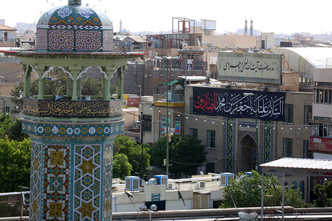 اهتزاز پرچم عزای امام صادق(ع) بر فراز گنبد منور حرم حضرت معصومه(س)